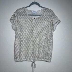 Liz Claiborne Women's Patterned Blouse in Cream and Tan